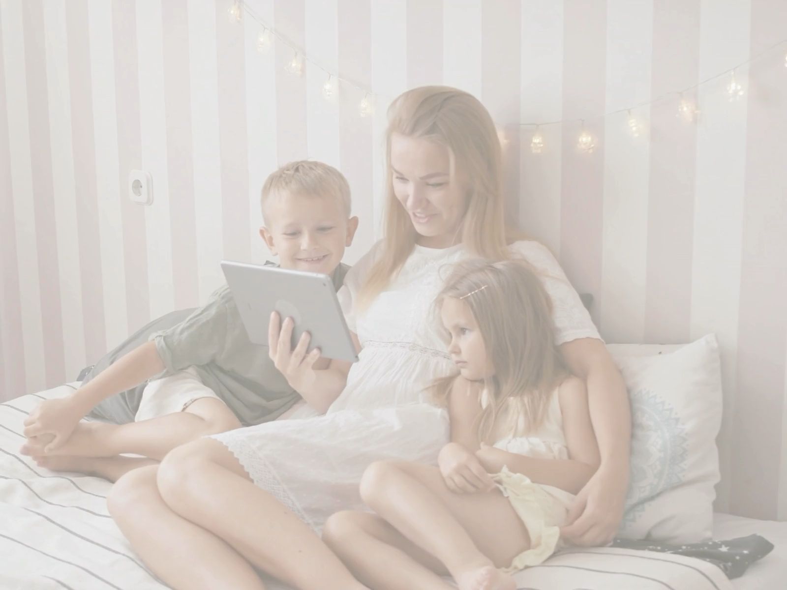Familj hemma tillsammans med sin barnvakt