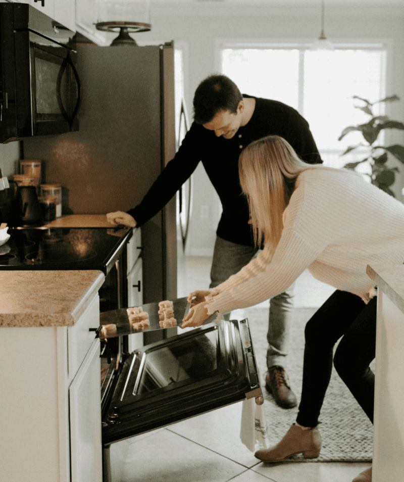 En man och en kvinna som tillsammans njuter av tiden och lagar mat efter att de bestämt sig för att ta hjälp med städning i hemmet