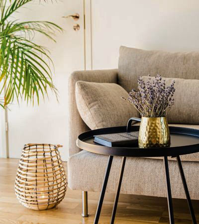 Få ditt hem uppiffat med hemstädning i Stockholm. Njut av en fixad soffa med fina detaljer på soffbordet.