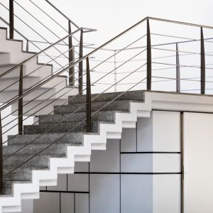 Få en ren och fräsch trapp genom trappstädning i Stockholm, och skapa på så sätt en inbjudande känsla.